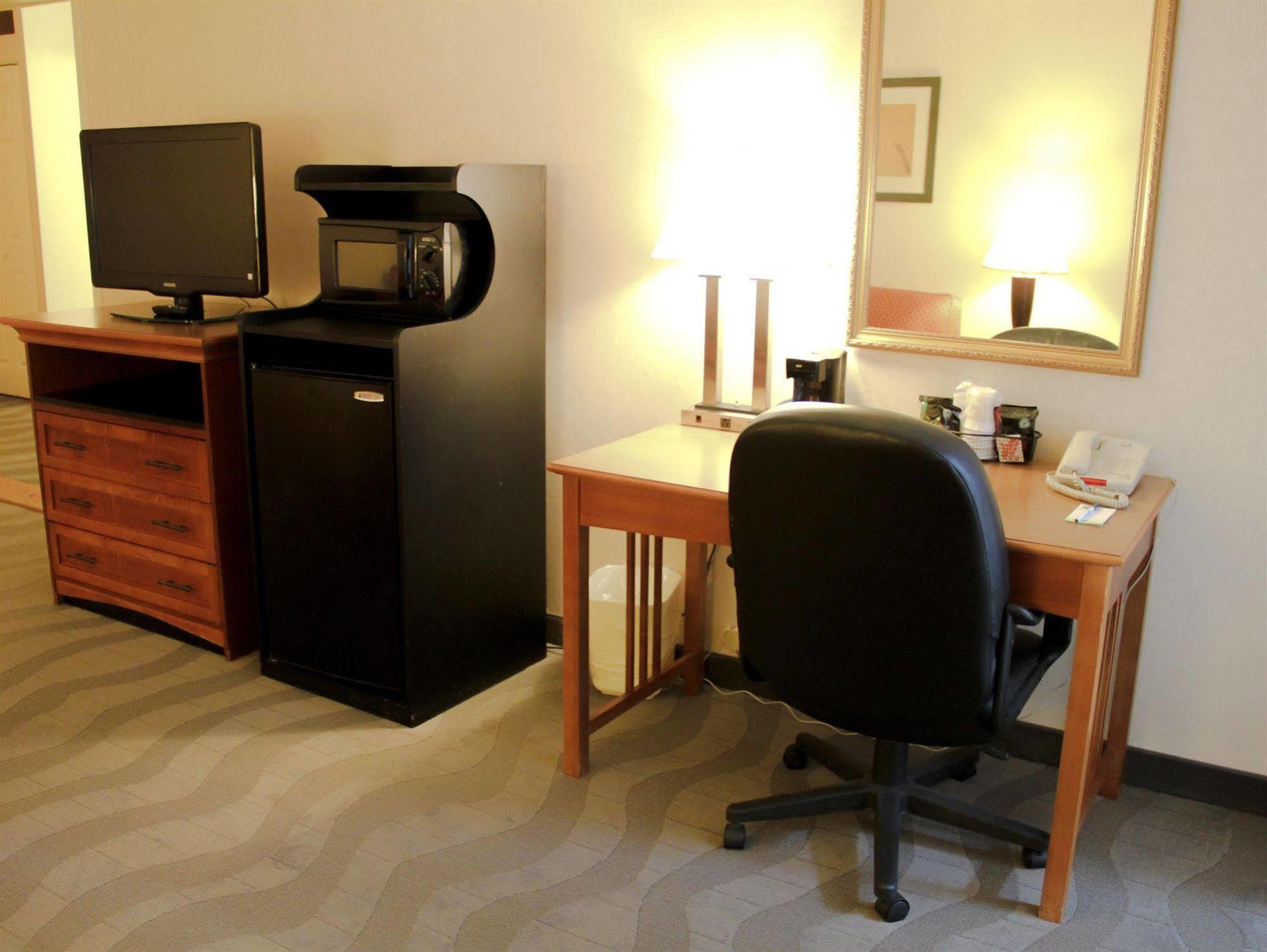 Comfort Inn & Suites Airport Syracuse Exteriör bild