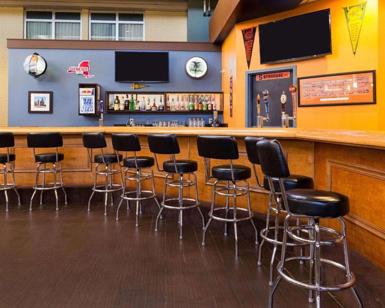 Comfort Inn & Suites Airport Syracuse Exteriör bild