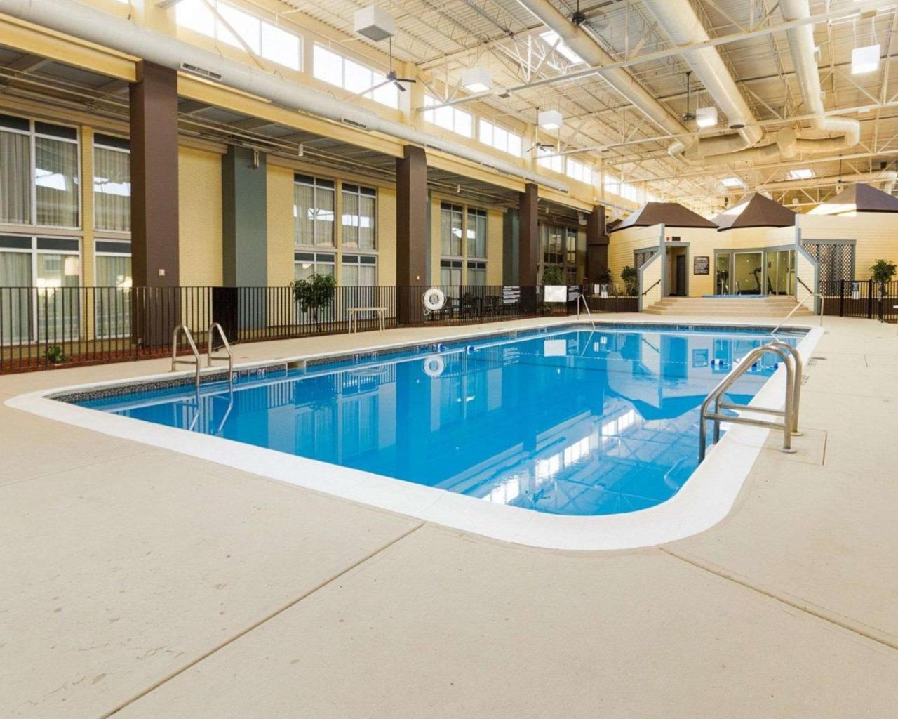 Comfort Inn & Suites Airport Syracuse Exteriör bild