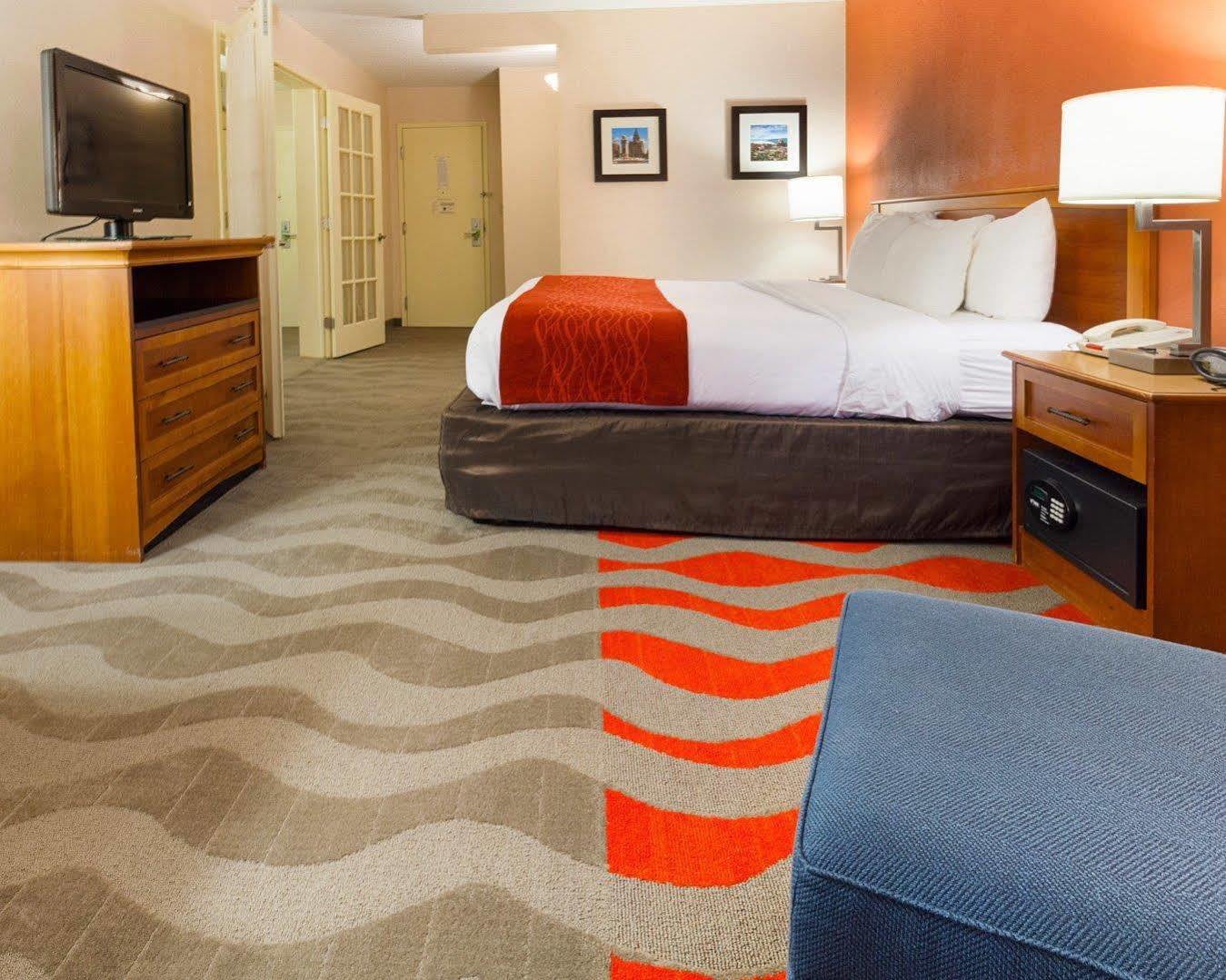 Comfort Inn & Suites Airport Syracuse Exteriör bild