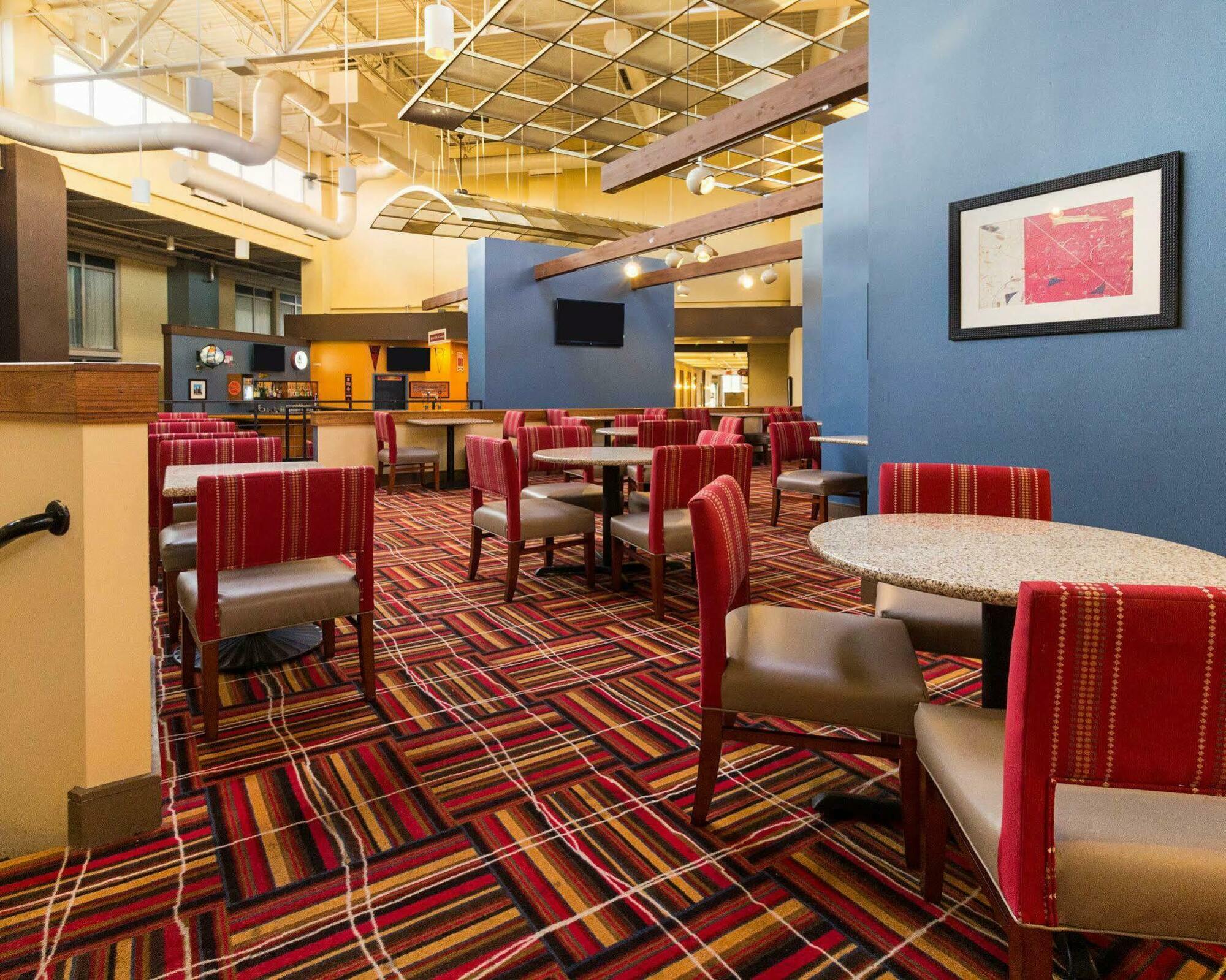 Comfort Inn & Suites Airport Syracuse Exteriör bild