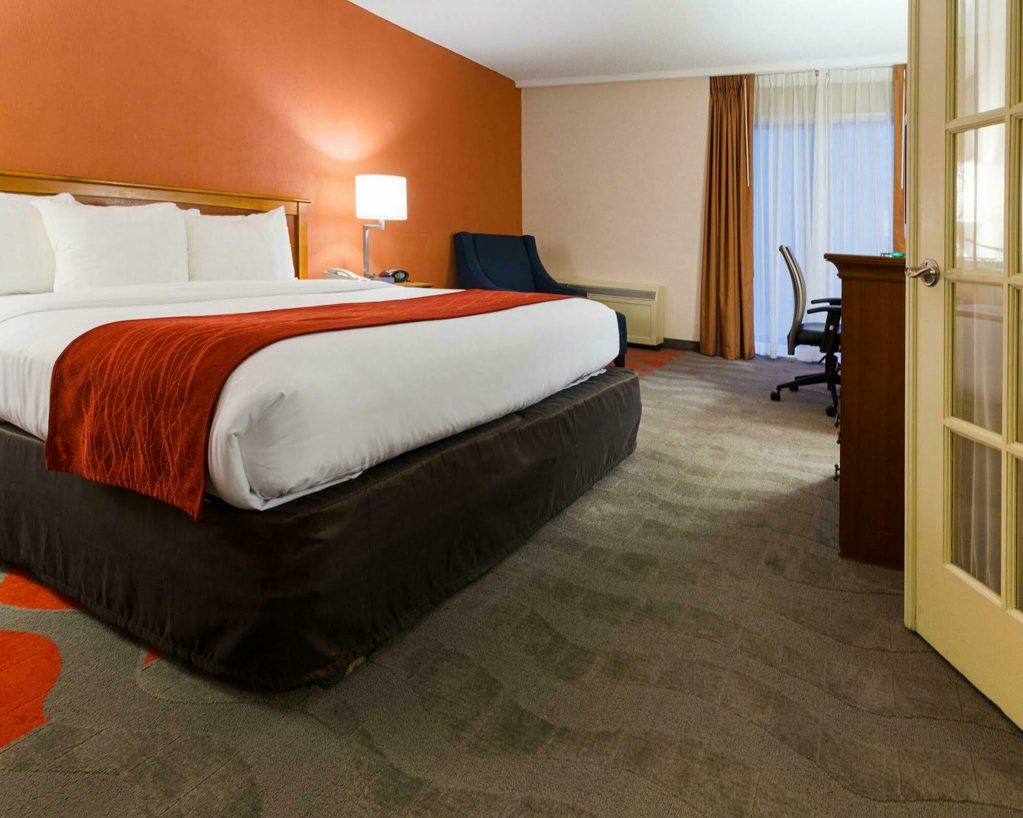 Comfort Inn & Suites Airport Syracuse Exteriör bild