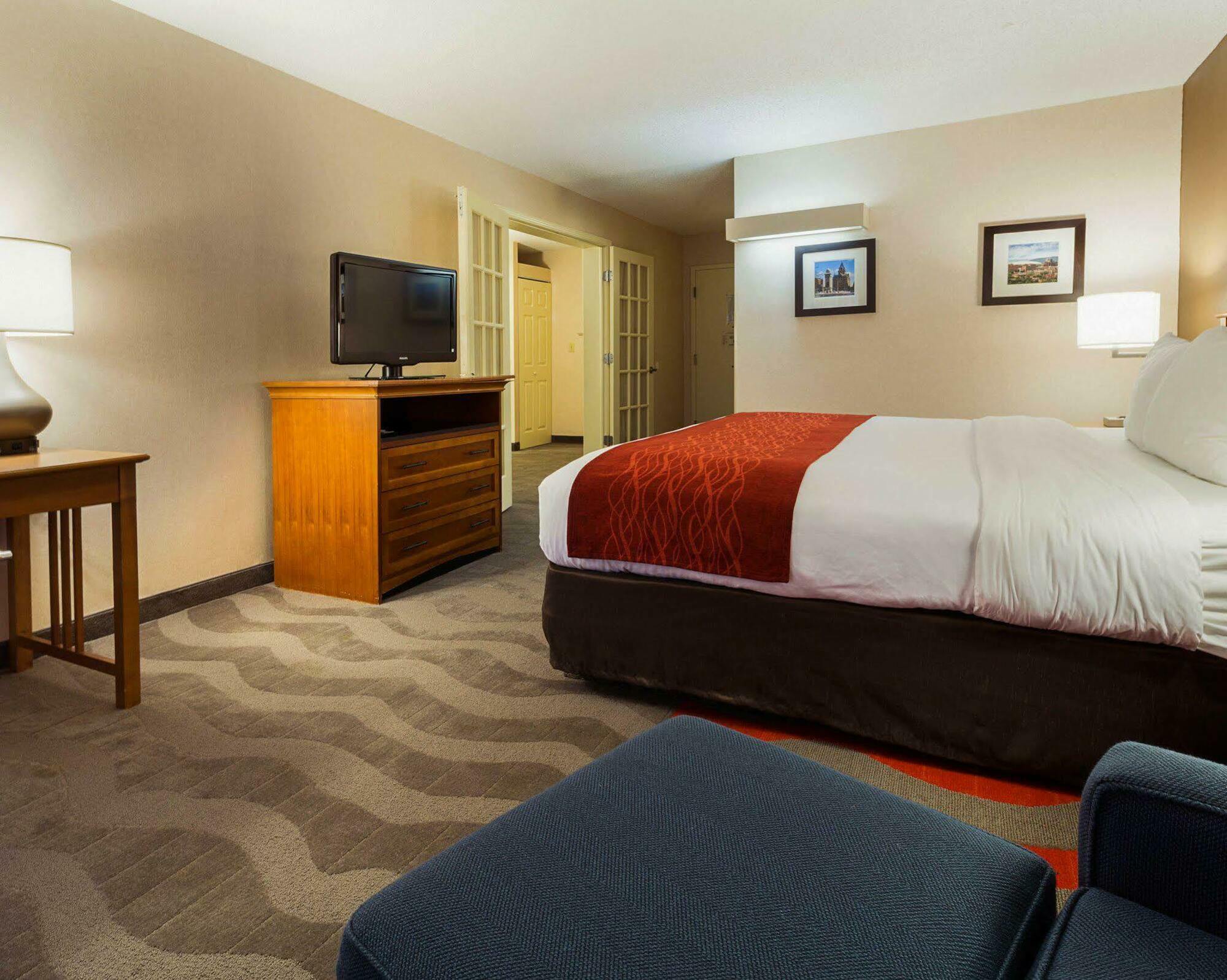 Comfort Inn & Suites Airport Syracuse Exteriör bild
